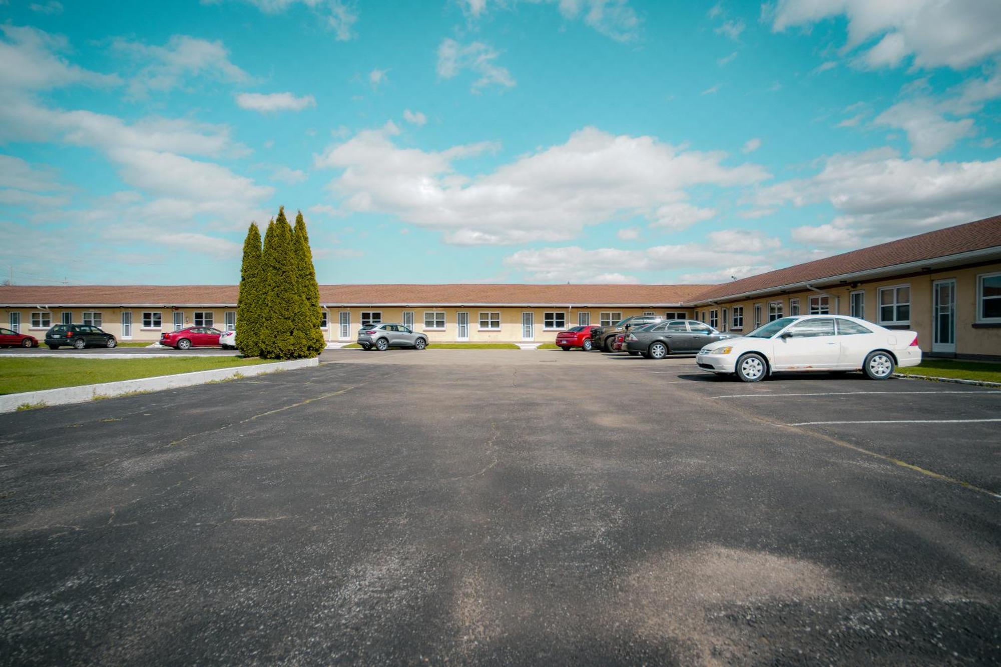 Faulds Motel Сарниа Екстериор снимка