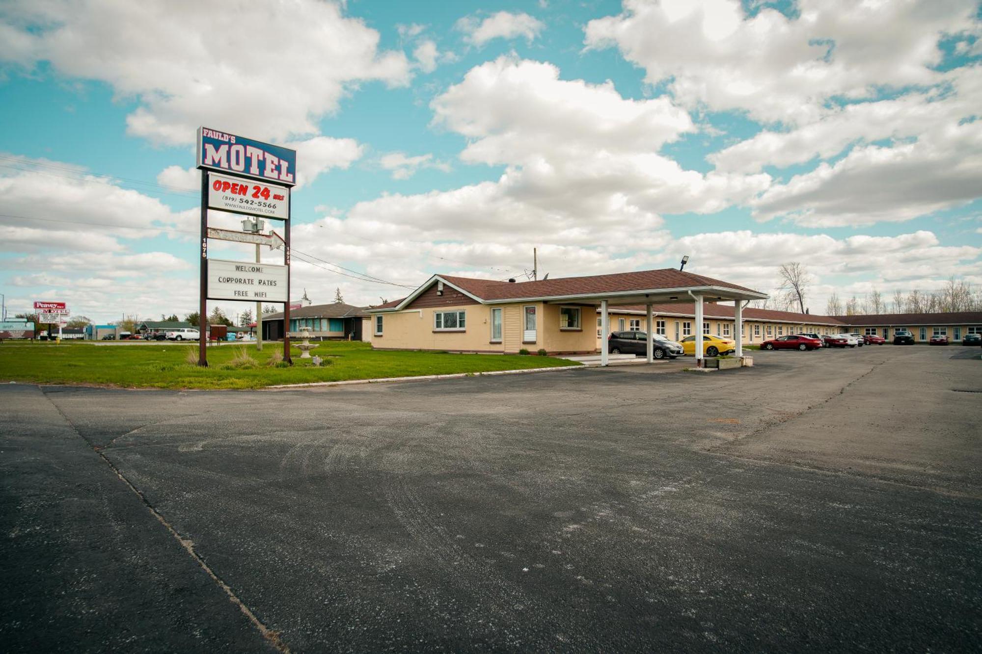 Faulds Motel Сарниа Екстериор снимка