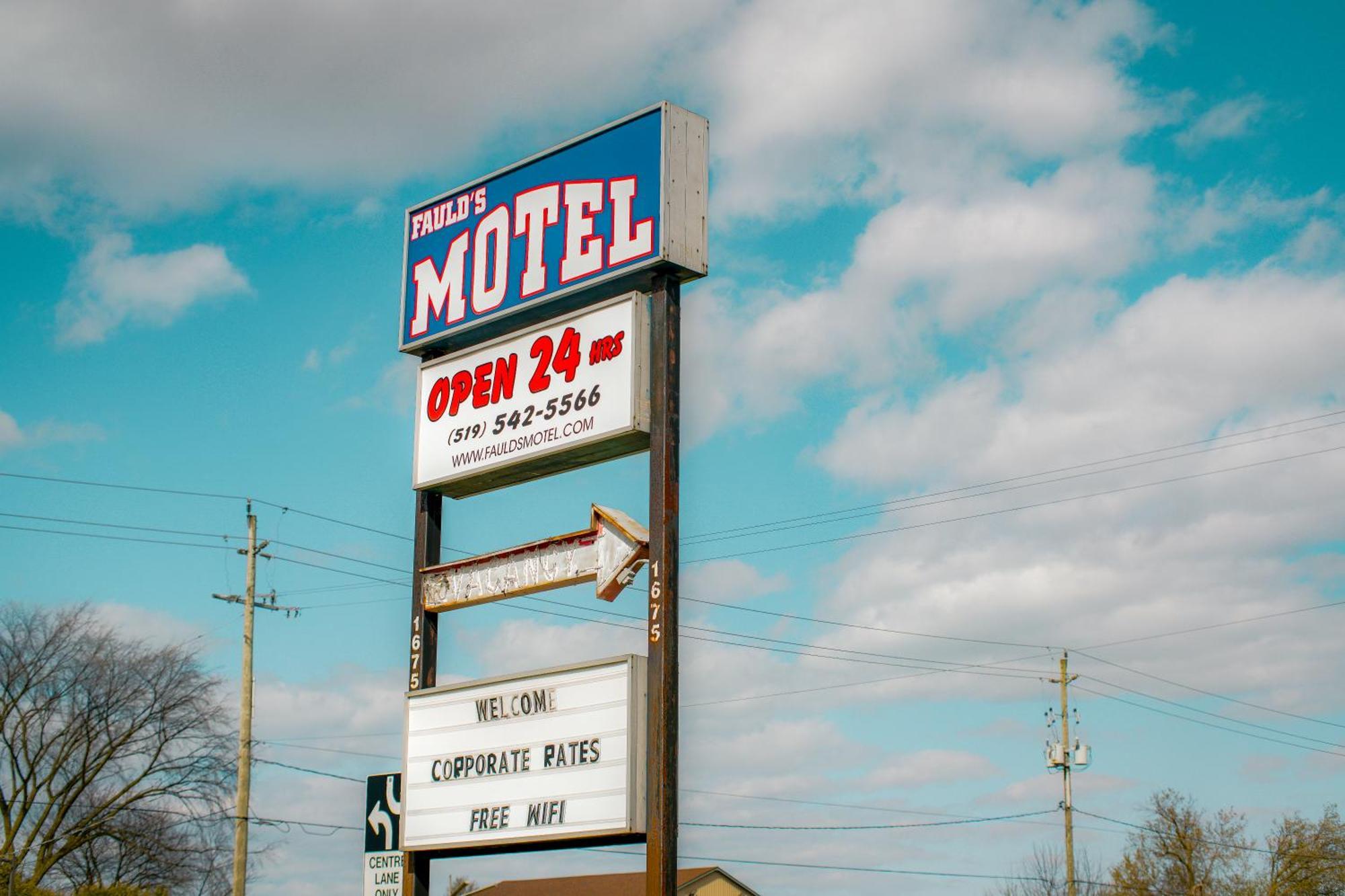 Faulds Motel Сарниа Екстериор снимка
