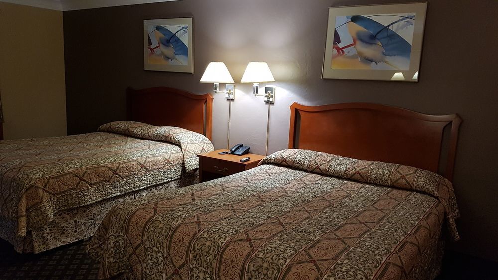 Faulds Motel Сарниа Екстериор снимка